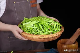 买蒜苔时：要区分“绿头”和“红头”，差别挺大，弄懂再买不吃亏图片