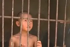 8岁男孩被父亲锁在小黑屋，仅有姐姐悉心照顾，父亲：必须这样做图片