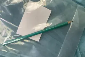 8岁儿子写作业太气人爸爸抬手要打 误将铅笔插入孩子后脑图片