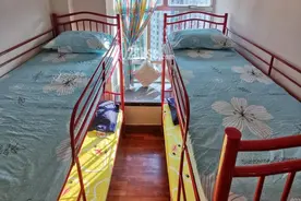 香港马鞍山现离奇劏房，32平米放12张床，每床租金$2200！你怎么看？图片