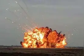 俄军自杀坦克百米外同归于尽，乌军尸骨无存，给解放军提了个醒图片