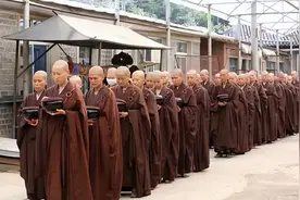辽宁一清贫寺庙内皆是女性，每天睡4小时吃一餐，还禁止香客捐钱图片