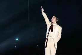 今年的跨年晚会，走下神坛的华晨宇表现平平图片