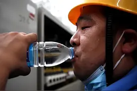 这样喝水可能会“毁掉”您的肾，估计有您，一定要来看一看！图片