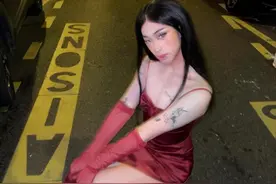 伊能静儿子再秀女装！戴长发穿薄纱比基尼，用手捂住胸口显妩媚图片