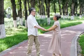 62岁大叔哭诉：和女舞友搭伙1年，她过得很滋润，我却觉得很痛苦图片