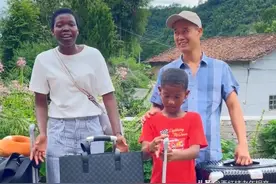乌干达rose回娘家了 丈夫送一头羊作为上门礼 让回娘家的女儿有底气图片