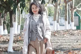 “直筒裤+短靴”最适合四五十岁的女人，保暖时尚还减龄，超有范图片