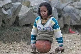 4岁截肢，靠篮球走路的女孩曾感动无数人，如今的她怎样了？图片