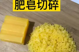 肥皂+盐威力这么大？福建一女子发现翻新衣物妙招：白衣服全靠它图片