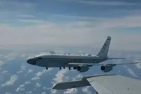 美RC135严重违反国际飞行规则图片