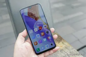 手机为什么要放弃使用LCD屏幕呢？其实原因只有这一个！图片
