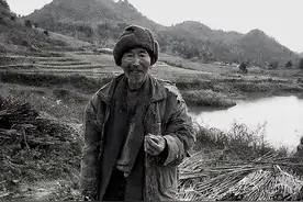 奇闻异事：乞丐来讨饭，老汉请他在家吃饭，乞丐说地基下面有棺椁图片