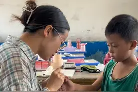 被老师暖心示爱的河南“不开心小男孩”获网友捐助：希望他眼里有光图片