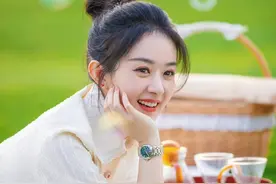 赵丽颖露营照释出，穿白色开衫半裙配丸子头，甜美可爱风来袭图片