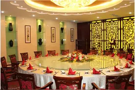 东北同学聚会，42个人点18道硬菜10瓶茅台，结账时傻眼了，咋回事图片