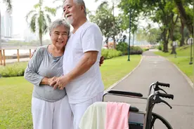 70岁大妈去女儿家养老，被赶出来，女婿：难伺候，外孙子：偏心眼图片