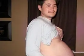 美国男子怀孕上瘾，四次成功生下三个孩子，差点在手术台上丢了命图片