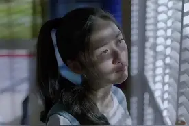 用「假胸」来羞辱她，真离谱图片