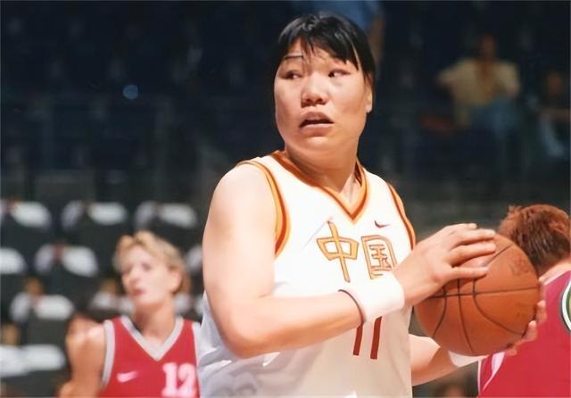 郑海霞简介,亚洲第一女中锋郑海霞:嫁给粉丝,11年没生娃,如今他们幸福