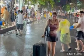 太丢人！云南泼水节上演恶心一幕，男子做法惹众怒，结局很解气图片