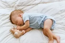 新生儿吃母乳吐奶，也许不是吃撑了，两个原因要知道，附解决办法图片