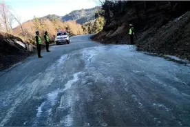 路面结冰造成新疆部分公路交通管制 恢复时间待定图片