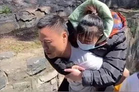 山东女孩为爱翻墙意外瘫痪，小伙不离不弃照顾14年，背她爬上泰山图片