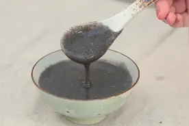常吃黑芝麻好处多！86岁名中医每天一碗自制养生糊，健康精神足图片