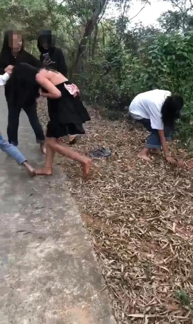 人神共愤！13岁女孩被同学扒衣服、打耳光，仅仅是因为看她不顺眼