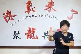 71岁港星梁小龙定居内地，穿布鞋做核酸，身形消瘦依旧有“功夫”图片