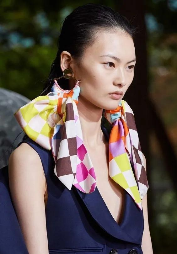 丝巾什么颜色洋气好看(紫色衣服搭配什么颜色丝巾好看)-第2张图片