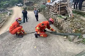 3.5米长的眼镜王蛇闯到女孩家门口！蛇最怕什么？雄黄真不怕图片