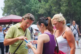 来中国游玩回去的外国朋友，回国后哭诉：不要相信中国人的一点点图片