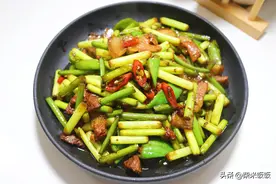 蒜苔不要直接炒，多加这一步，又香又脆，入味更好吃图片