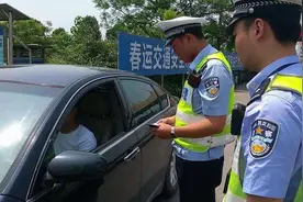 白天设卡查车，其实并非查酒驾，交警在严抓这4类违规车辆图片