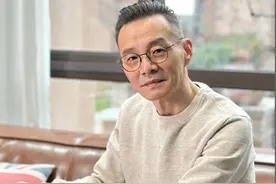 六七十岁男人：发型尽量少留寸头、长发，换成这些更帅气有型图片