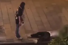 云南一男子暴雨天跪在路边，请求女孩复合，崩溃大喊：不想分手图片