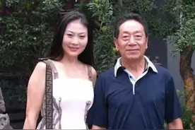 王奎荣：国家一级演员，40岁上大学，娶小37岁的娇妻，现状如何图片