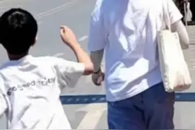 8岁男孩认错妈跟陌生女孩走5分钟，缘分太浅，只能搞笑图片