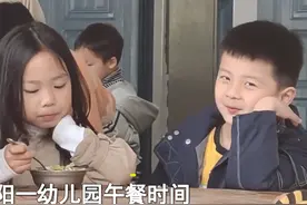 湖南幼儿园小男孩抚摸同桌女孩的头发，放手后的反应，心都化了图片