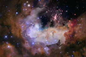 宇宙的颜色是什么？王亚平：太空是深邃的黑色！被NASA骗了？图片