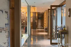 女子在汗蒸房里和男子视频聊天？！惹怒顾客大打出手图片