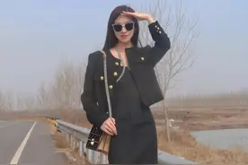 一个阅历无数的人，还在你面前像个孩子，为你撑伞，这就是爱图片