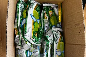 温馨时刻：炎炎夏日小男孩为消防员送雪糕被邀参观消防图片