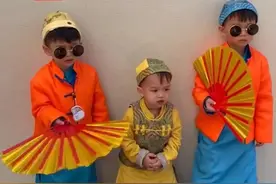 胡杏儿仨儿子穿唐装送新年祝福，奕霆奕霖酷帅十足，弟弟呆萌可爱图片