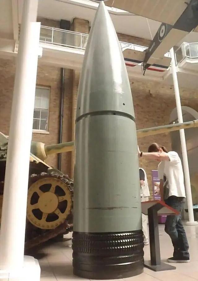 3米,高达3层楼,口径800毫米,重达7吨的炮弹,在地上炸出的弹坑,足足有4