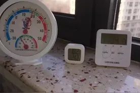 恒大御景湾一期3号楼2单元居民室温18.2℃，老人在家穿棉服……图片