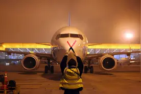 机场地勤遭客机碾压身亡，行业薪资表曝光：谁活着不是一场荆棘图片