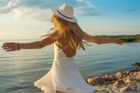 辽宁大妈跳舞跌下河的反思，做人不要太嘚瑟图片